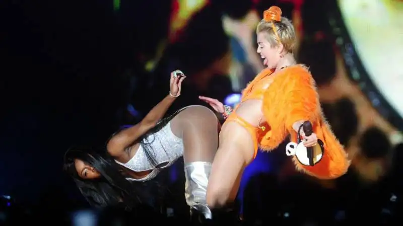 miley cyrus on bangerz tour in buenos aires 9