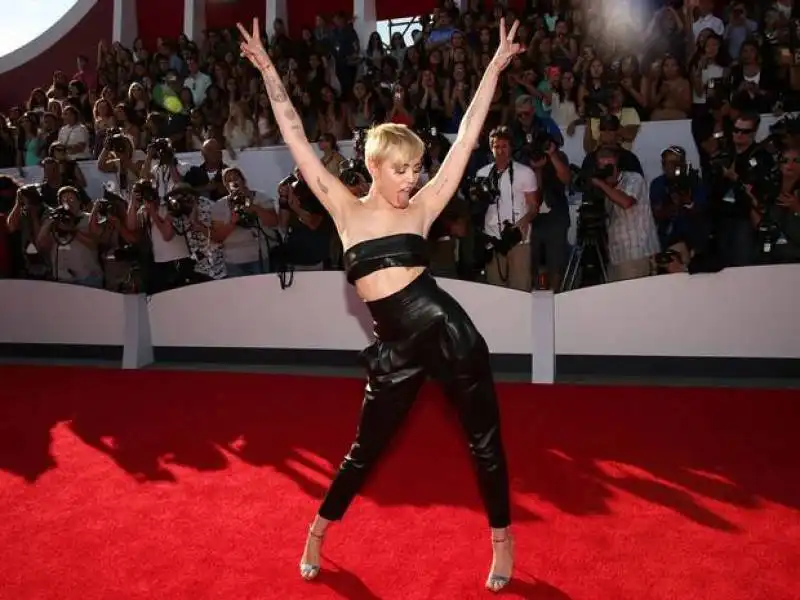 miley cyrus sul red carpet