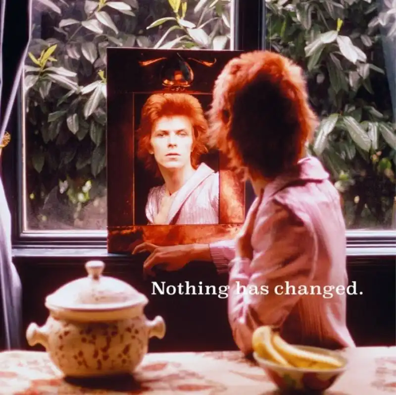 nothing has changed e bowie allo specchio