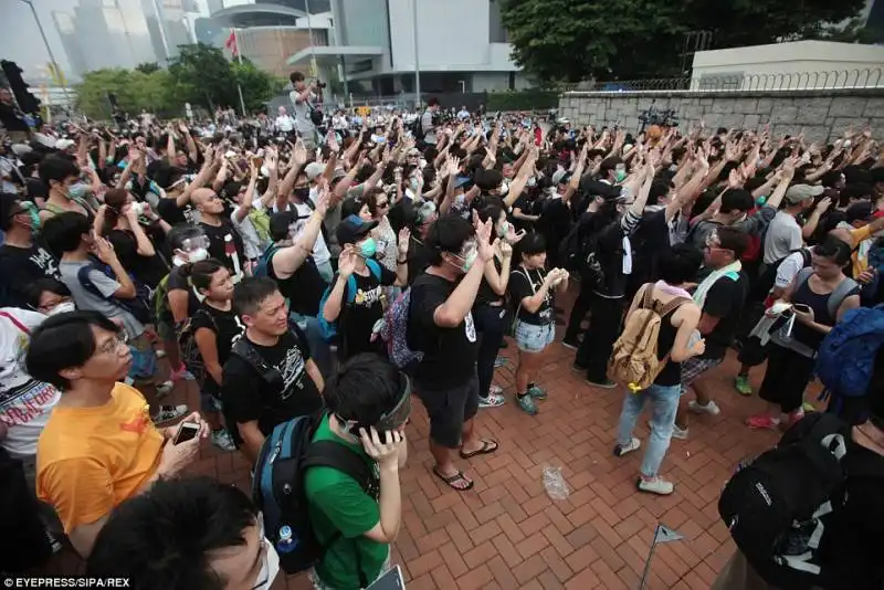 occupy central continuano le proteste di hong kong 11