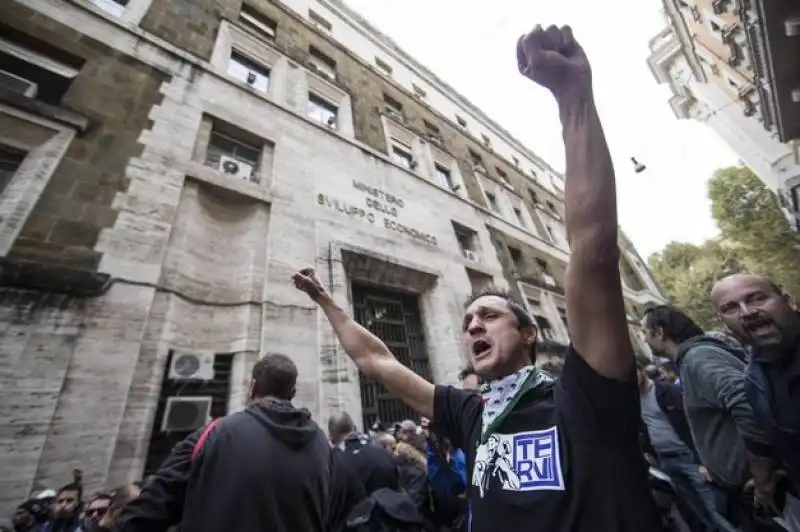 operai delle acciaierie terni in corteo a roma, feriti in scontri con polizia 14