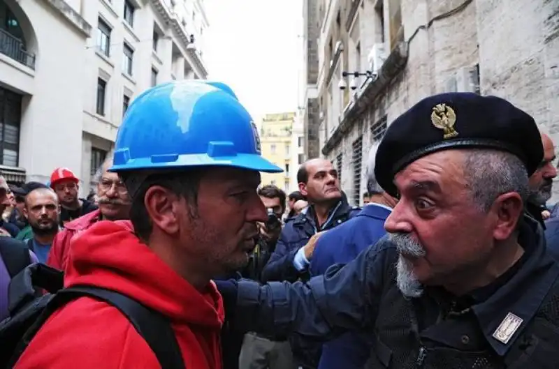 operai delle acciaierie terni in corteo a roma, feriti in scontri con polizia 18