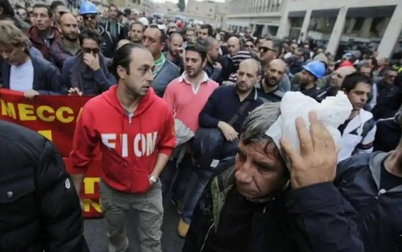 operai delle acciaierie terni in corteo a roma, feriti in scontri con polizia 24