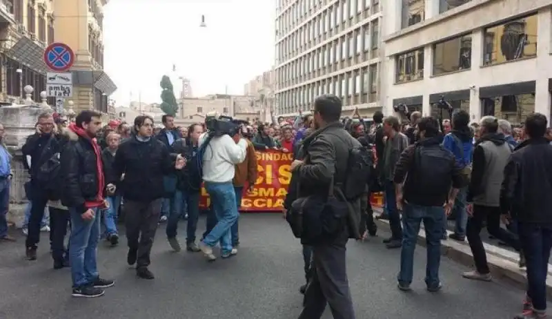 operai delle acciaierie terni in corteo a roma, feriti in scontri con polizia 25