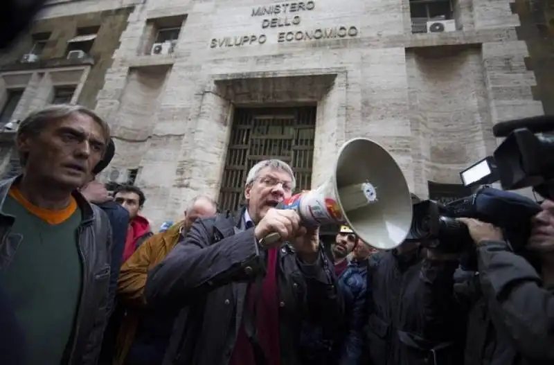 operai delle acciaierie terni in corteo a roma, feriti in scontri con polizia 30 MAURIZIO 
LANDINI
 