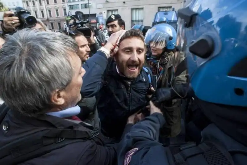 operai delle acciaierie terni in corteo a roma, feriti in scontri con polizia 5 MAURIZIO 
LANDINI
 