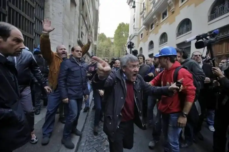 operai delle acciaierie terni in corteo a roma, feriti in scontri con polizia 7 MAURIZIO 
LANDINI
