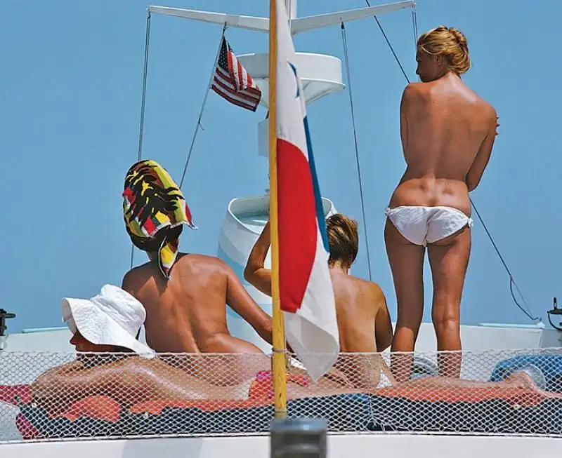 ospiti del conte fernando pecci blunt in topless sul suo yacht a marbella 1967