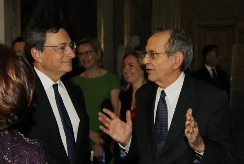 padoan, ministro dell'economia (d), con il presidente della bce mario draghi 