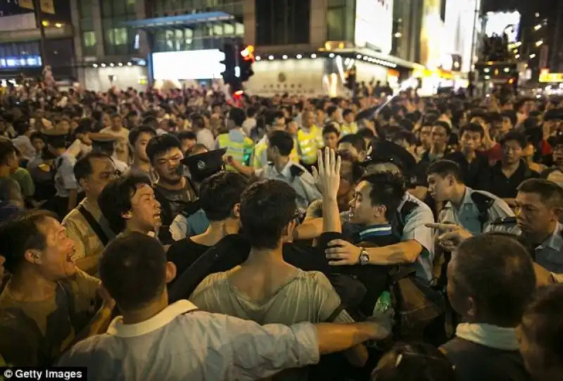 residenti di kowloon a hong kong contro i manifestanti di occupy central