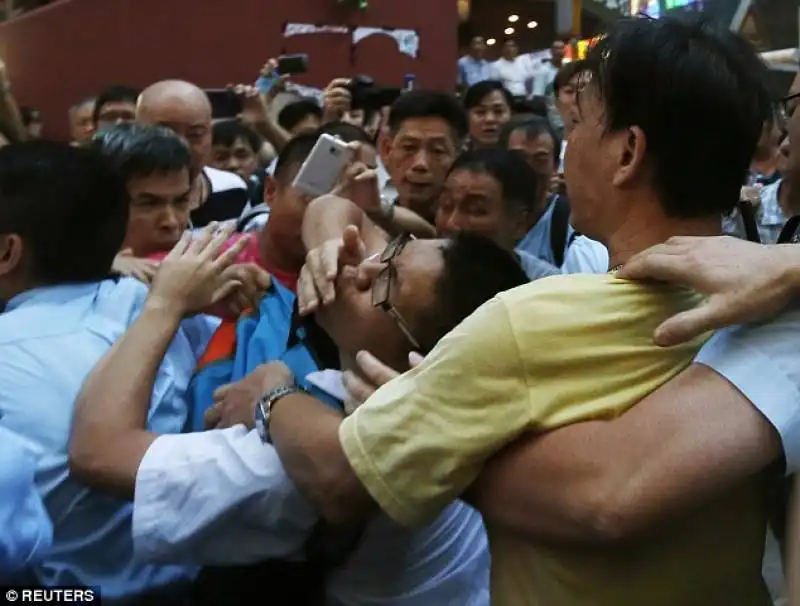 residenti e negozianti di  hong kong contro i manifestanti