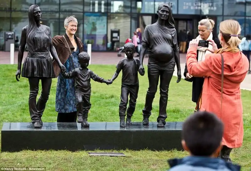 roma and emma jones sculture a birmingham 3