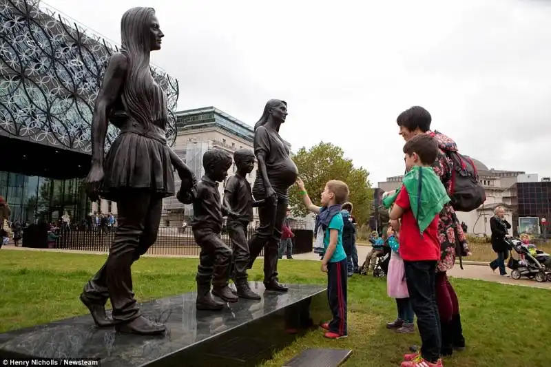 roma and emma jones sculture a birmingham 4