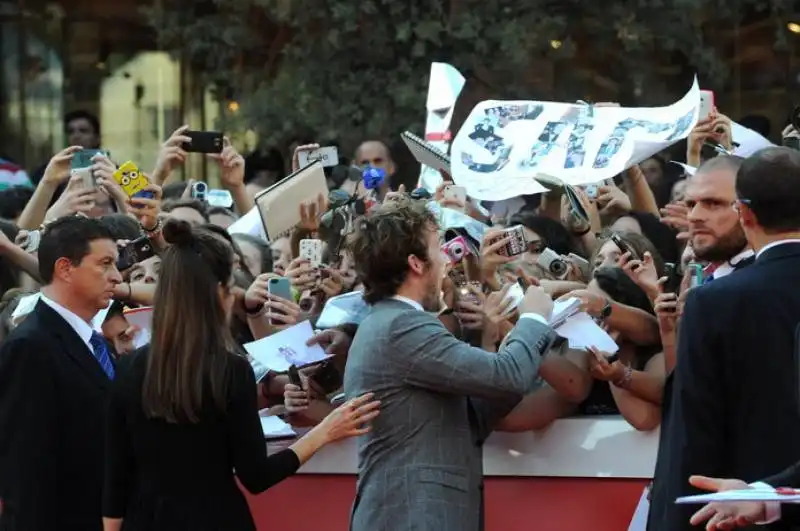 sam claflin saluta i fan