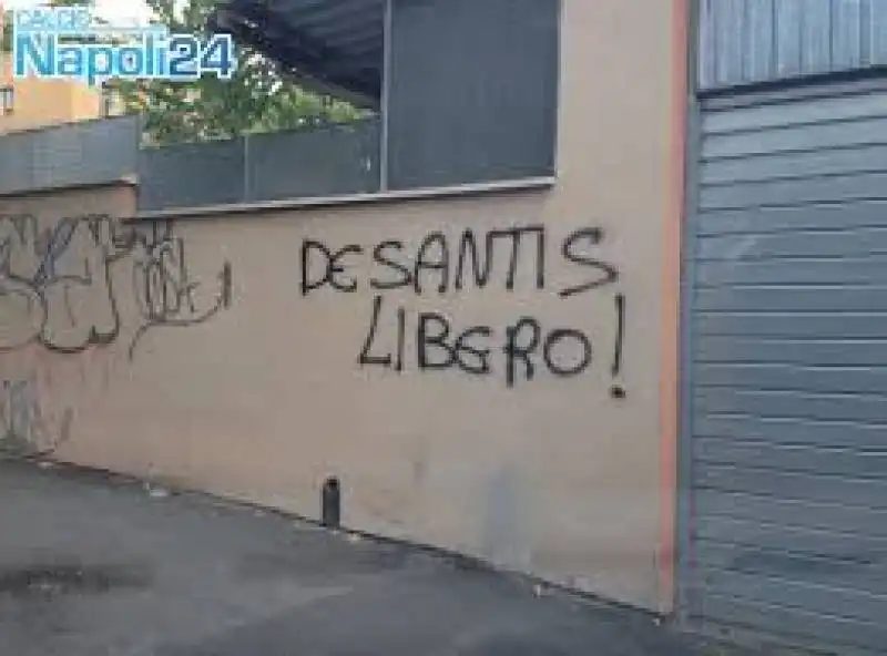 scritte a roma a favore di daniele de santis 