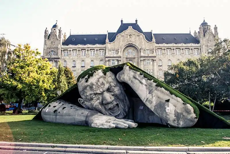 scultura gigante a budapest 2