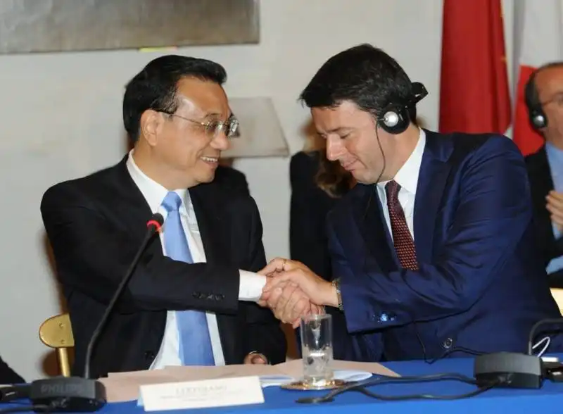 stretta di mano tra li keqiang e matteo renzi (3)