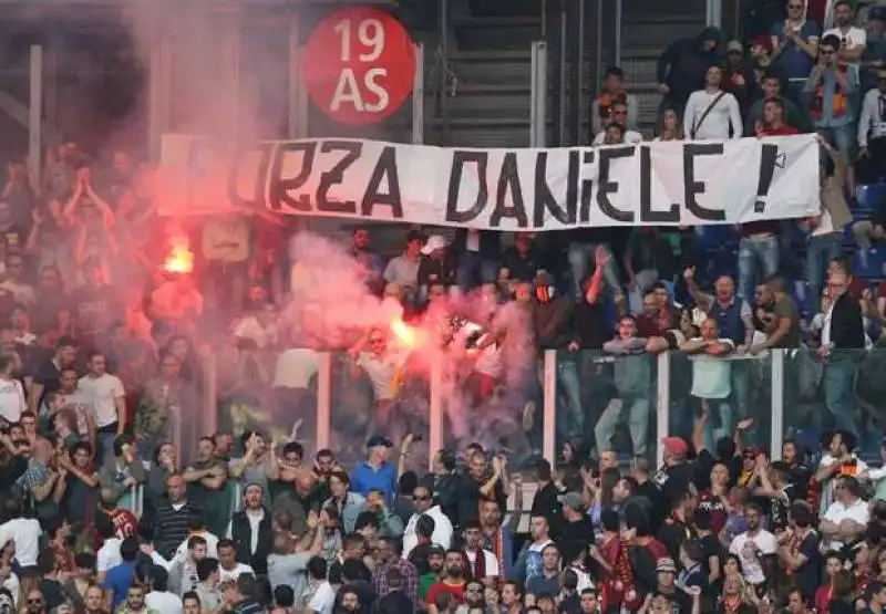 striscione all'olimpico a favore di daniele de santis 