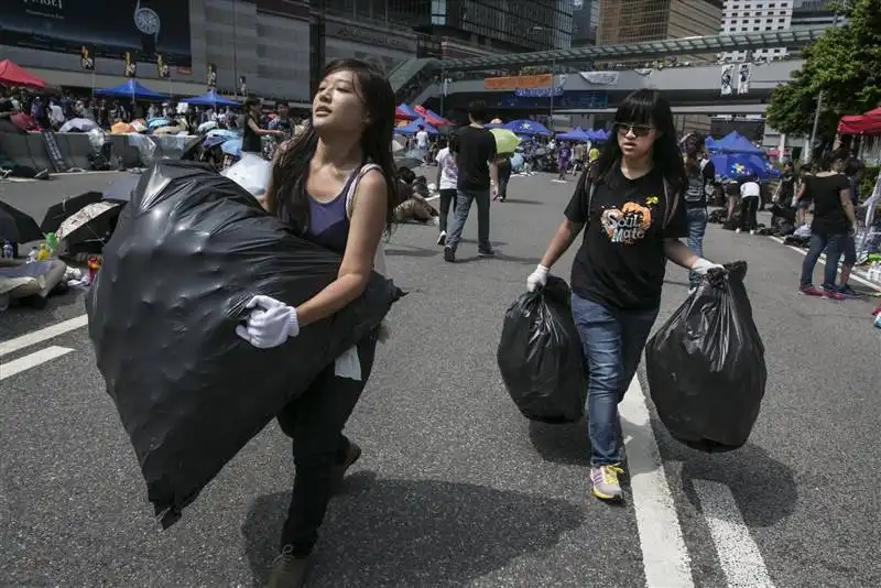 studenti raccolgono la spazzatura a hong kong