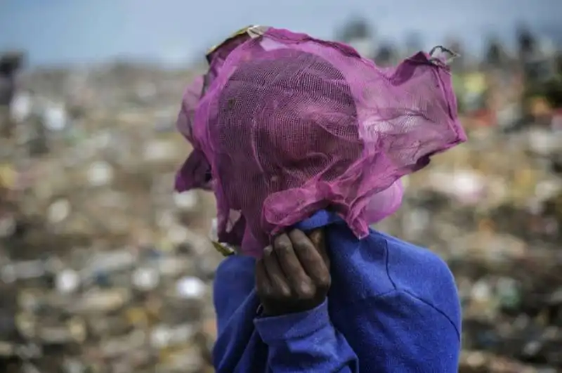 un ragazzo nella discarica di maputo