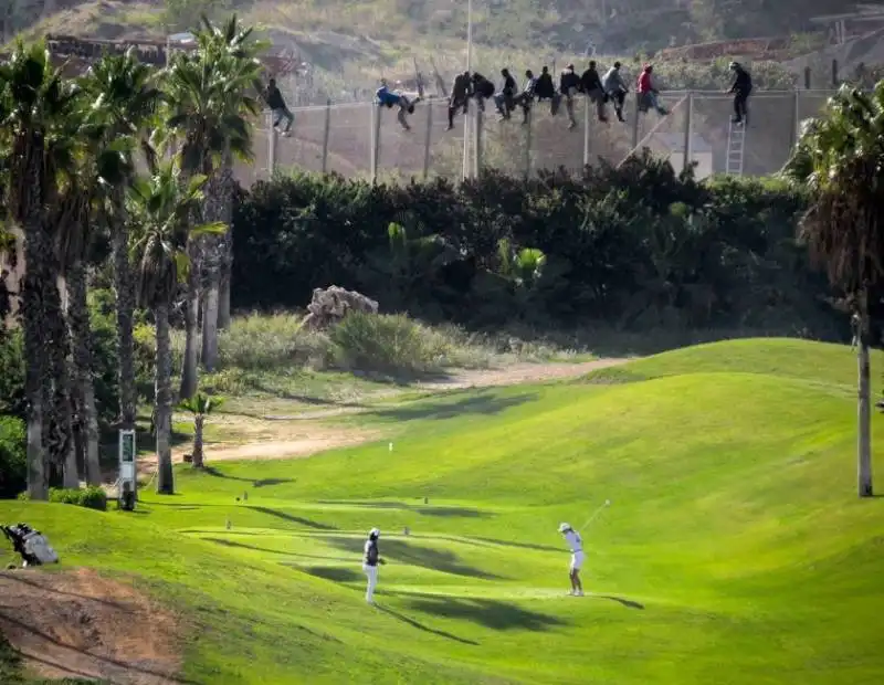 una giocatrice di golf colpisce dei migranti africani che tentano di attraversare un confine