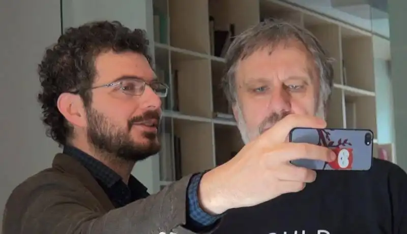 zizek si fa fare un selfie con luca mastrantonio