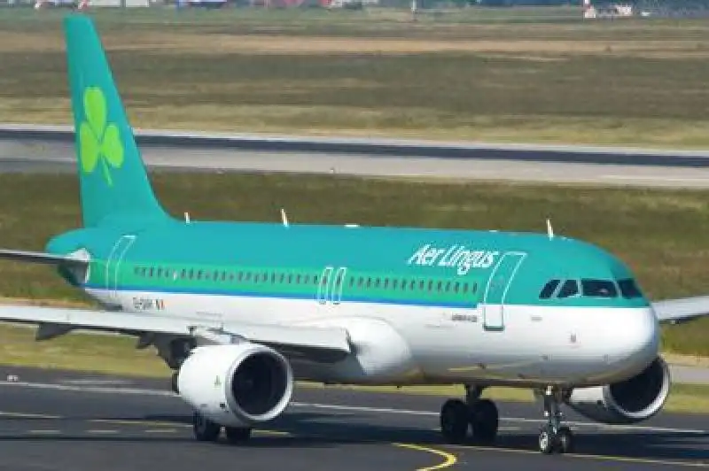 AER LINGUS RAGAZZO MORDE DUE PASSEGGERI 1