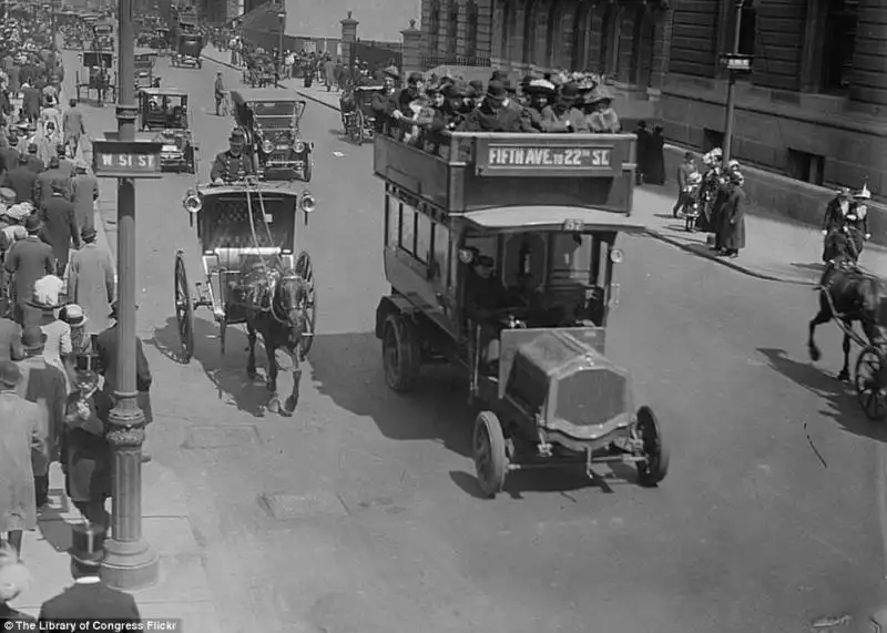 carrozze e automobili sulla fifth avenue