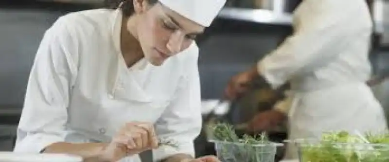 donne in cucina