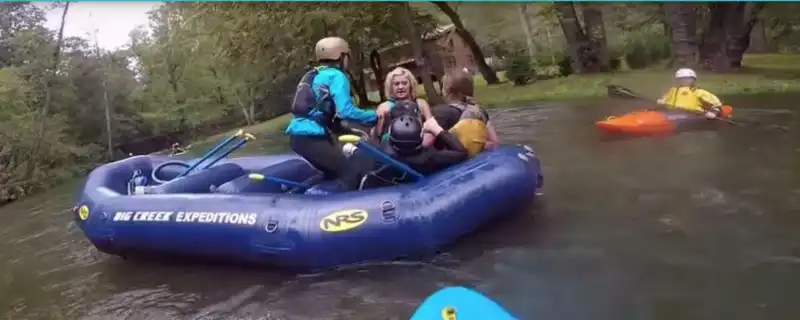 due sorelle si litigano mentre fanno rafting