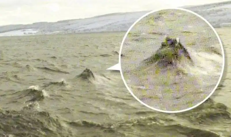 forma misteriosa al lago di loch ness