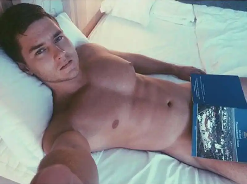 hot dude con libro