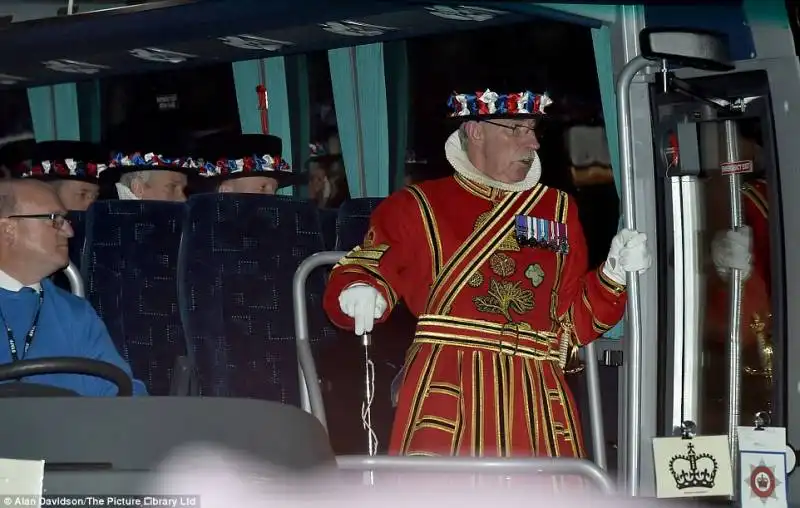 i guardiani della torre di londra arrivano a buckingham palace