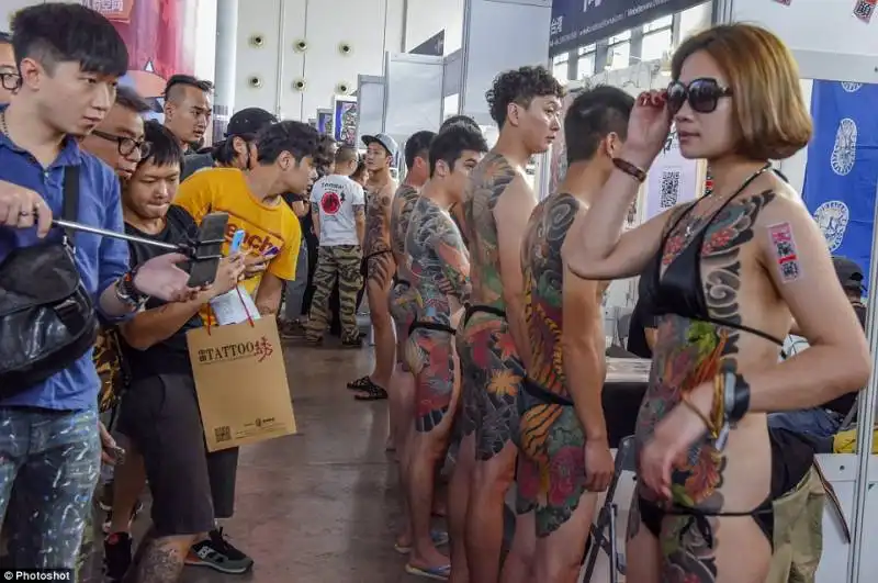 il pubblico ammira i tatuaggi dei concorrenti a nanning