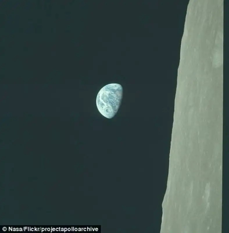 jim lovell di apollo 8 fotografa la terra