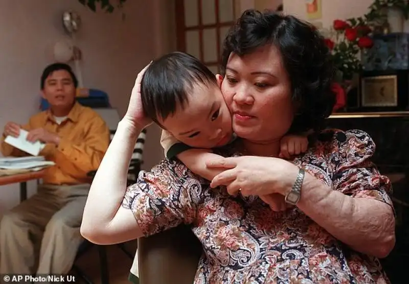 kim phuc con figlio thomas e marito   1977