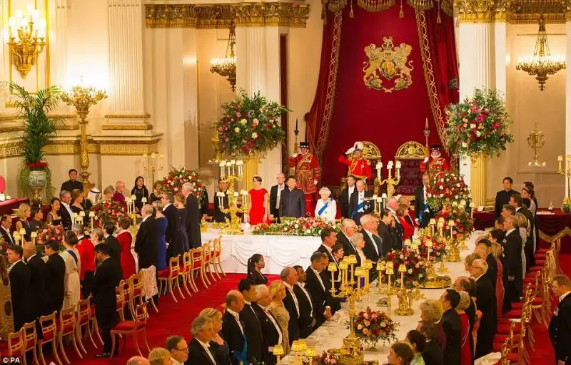 la cena nel salone da ballo di buckingham palace