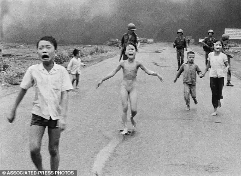 la piccola kim in fuga straziata dal napalm   nella foto celeberima scattata da nick ut