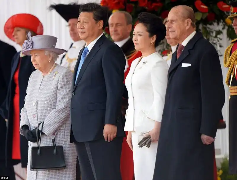 la regina elisabetta con xi jinping  peng liyuan e il principe filippo