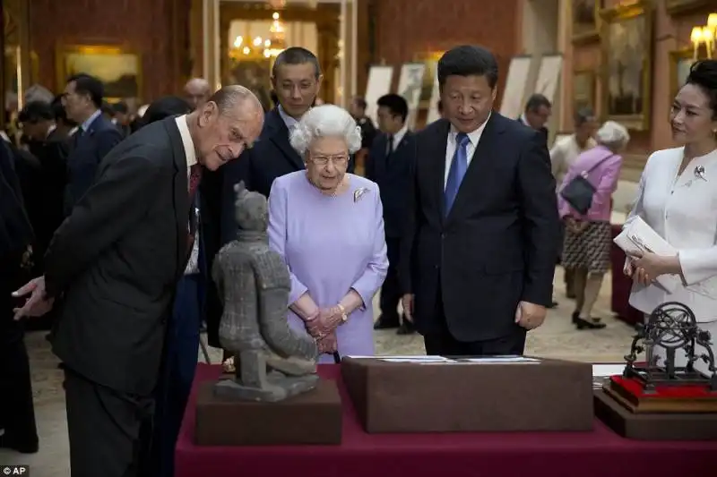 la regina elisabetta mostra a xi jinping alcuni documenti della royal collection