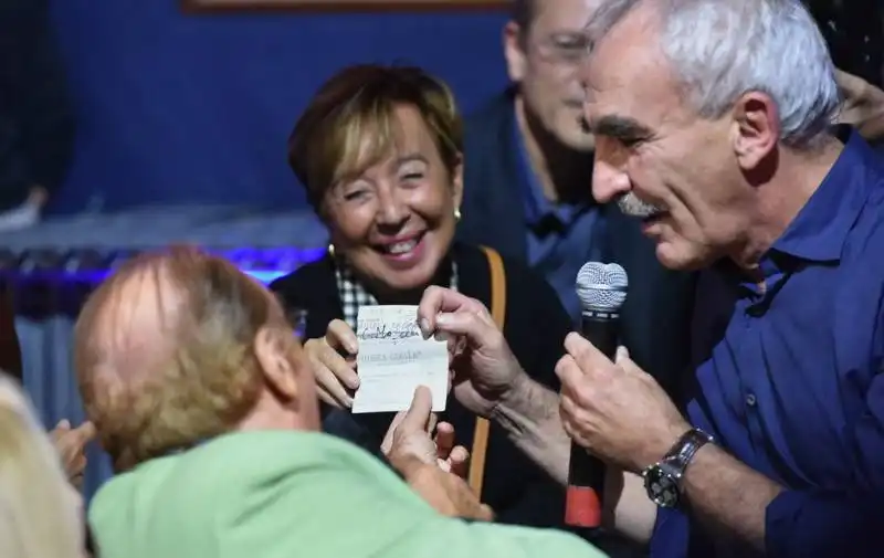 la signora mostra il biglietto d ingresso dell epoca per assistere a bandiera gialla