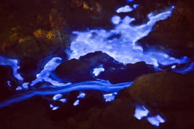 lava blu del vulcano kawah ijen   indonesia 2