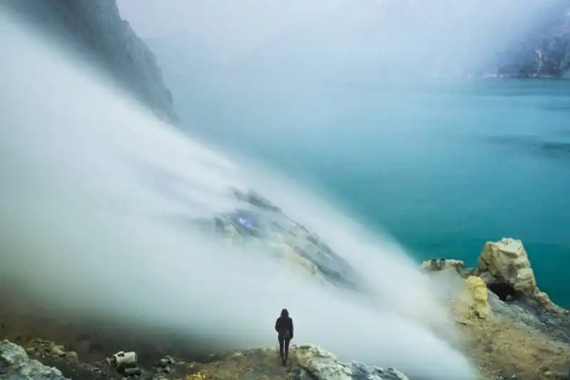 lava blu del vulcano kawah ijen   indonesia 3