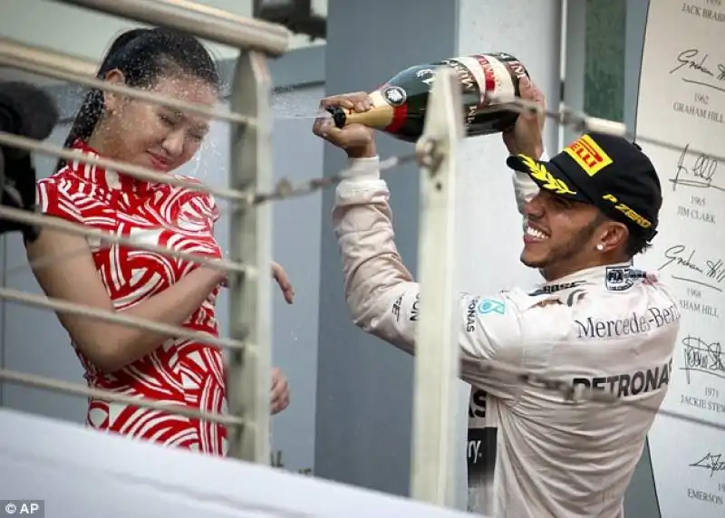 lewis hamilton sul podio di sochi