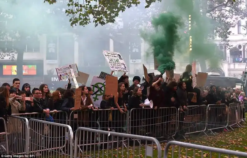 manifestazione alla premiere di suffragette