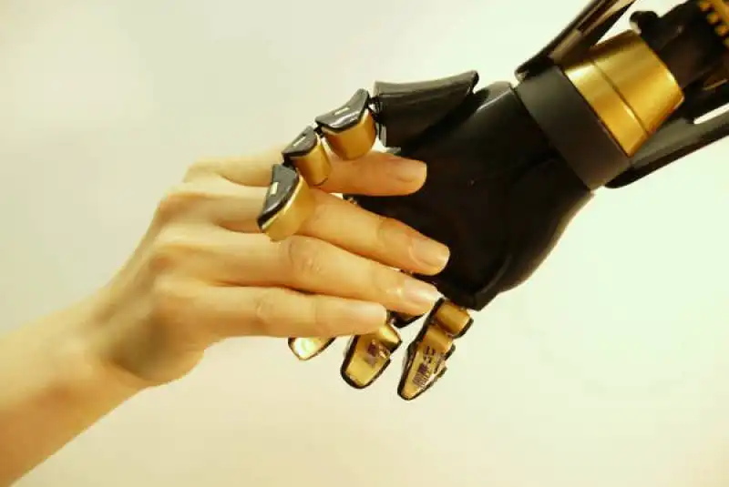 MANO ROBOTICA CON PELLE ARTIFICIALE