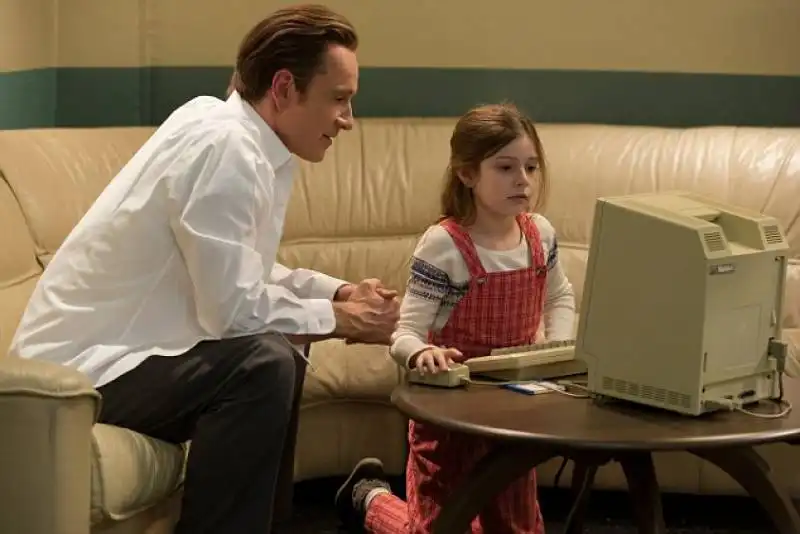 michael fassbender e makenzie moss nel film steve jobs