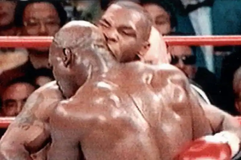 MIKE TYSON MORDE L ORECCHIO DI EVANDER HOLYFIELD