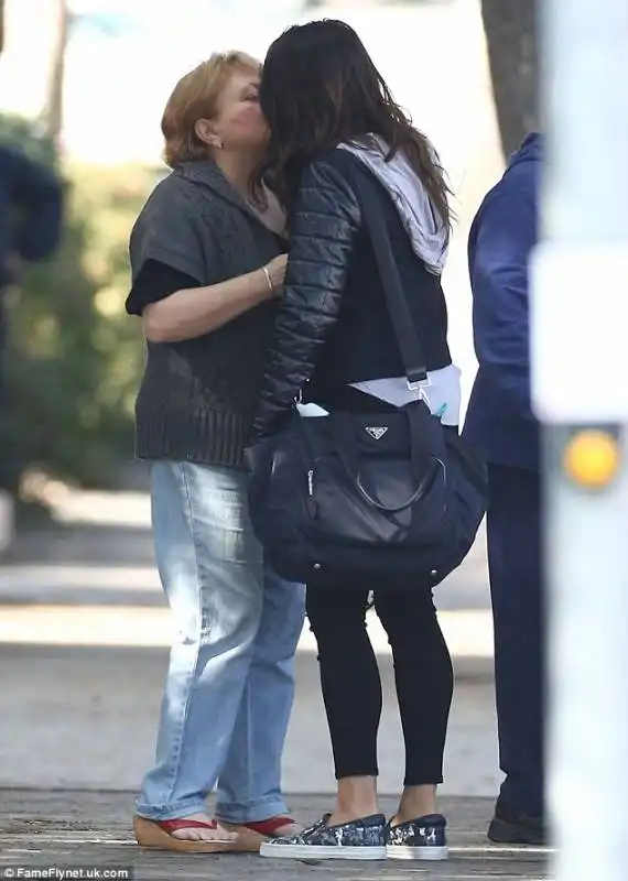 mila kunis bacia la mamma sulle labbra