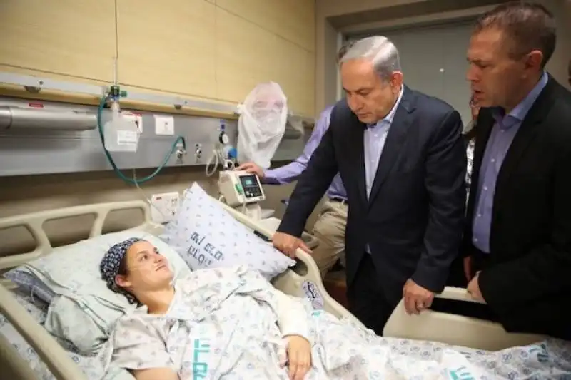 netanyahu visita una ragazza vittima di accoltellamenti